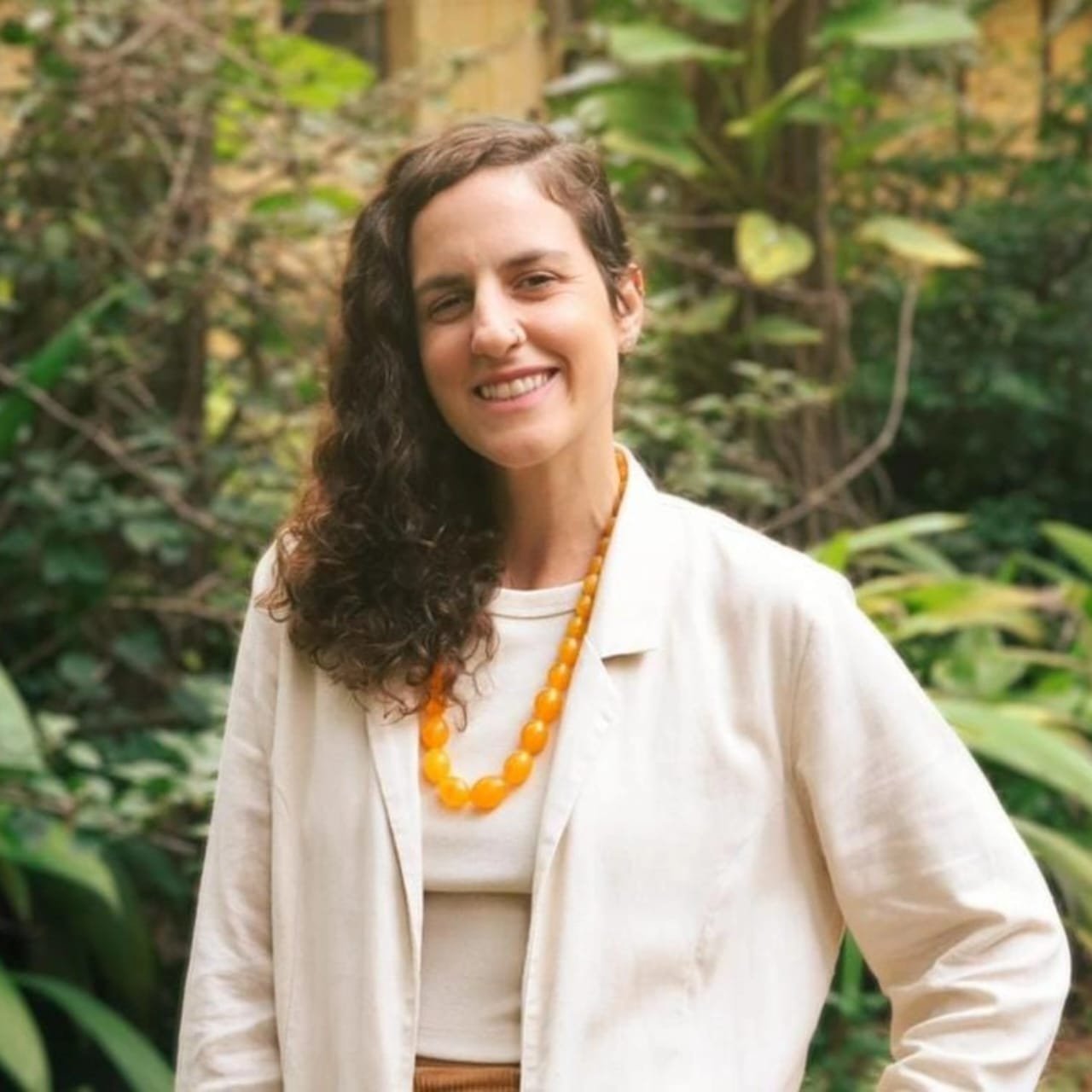 Ana Jelihovschi em ambiente natural, transmitindo calma e autenticidade.
